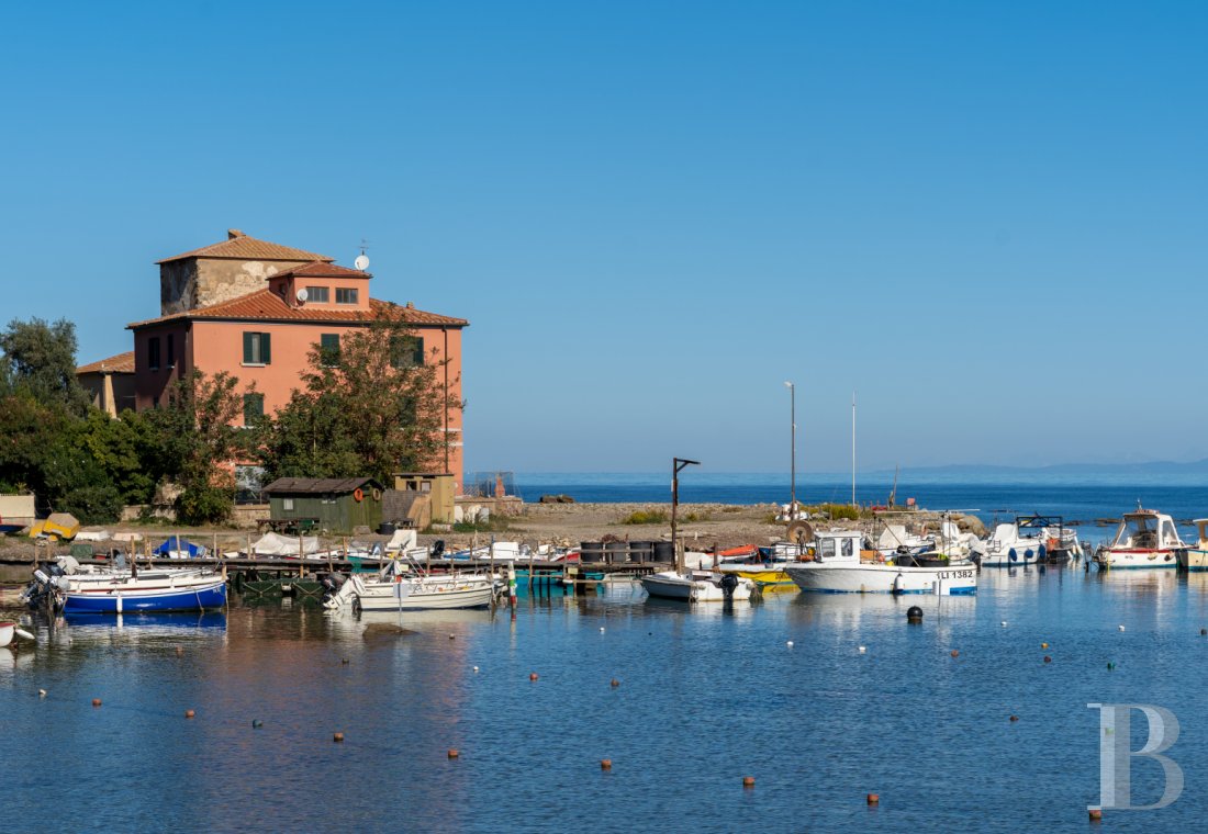 A vast apartment overlooking the sea from an ancient Etruscan city in Tuscany  - photo  n°36